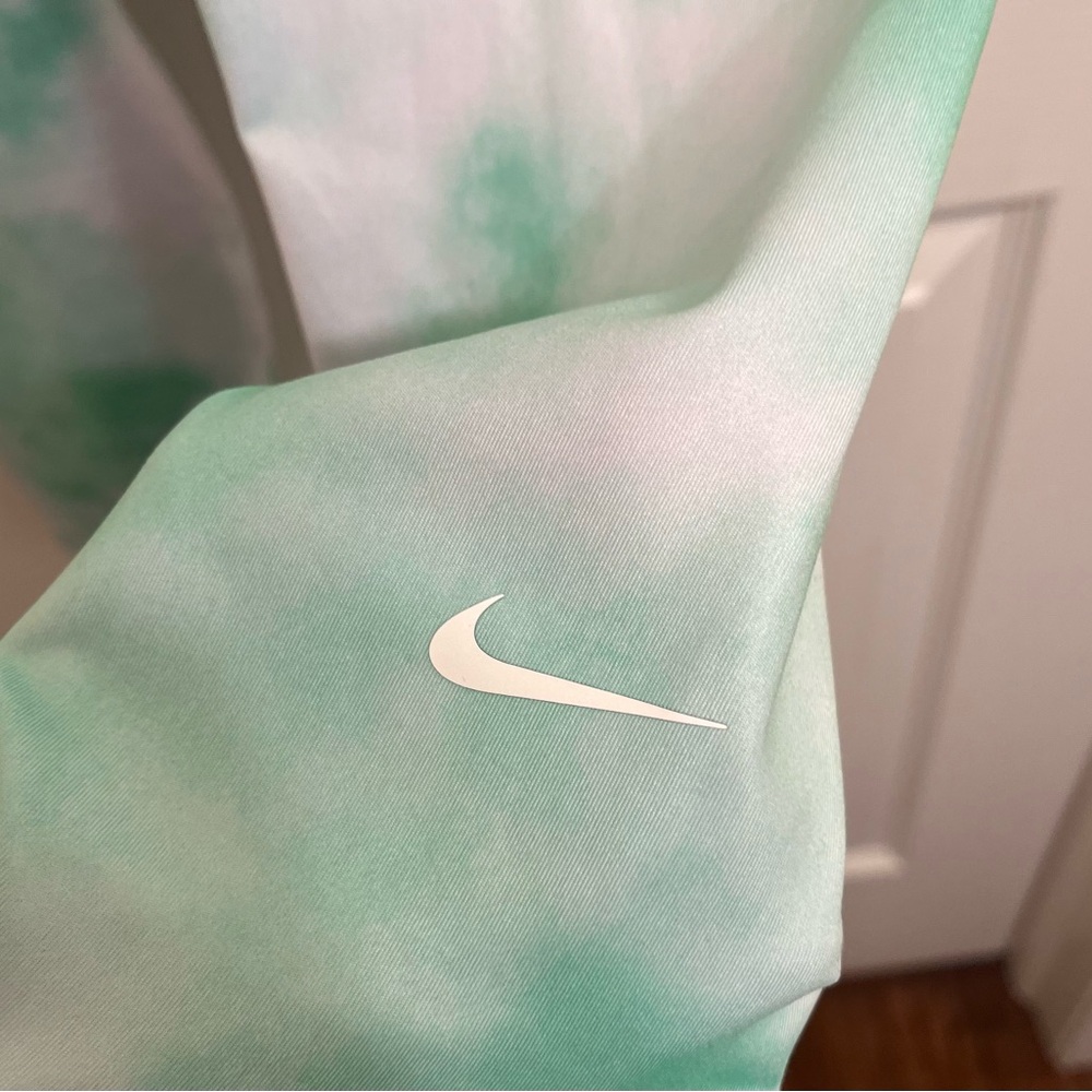 Like-New Nike Women’s size XS Green & White Tie-Dye Athletic Leggings - Picture 3 of 12